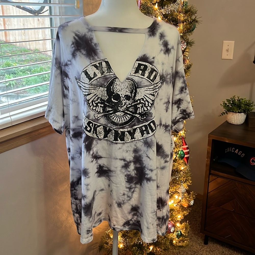 NWT- Torrid Sz 3 Lynyrd Skynyrd Tie Dye choker v neck shirt